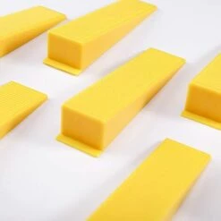 ILOVEMILAN 100 Stück Gelbe, Wiederverwendbare Nivellierkeile, Fliesen-Nivelliersystem, Wiederverwendbare Keile Für 1/8-Zoll-Abstandshalter, 1/16-Zoll-Abstandshalter, 1/32-Zoll-Abstandshalter Und Fliesen-Nivelliersystem-Kit